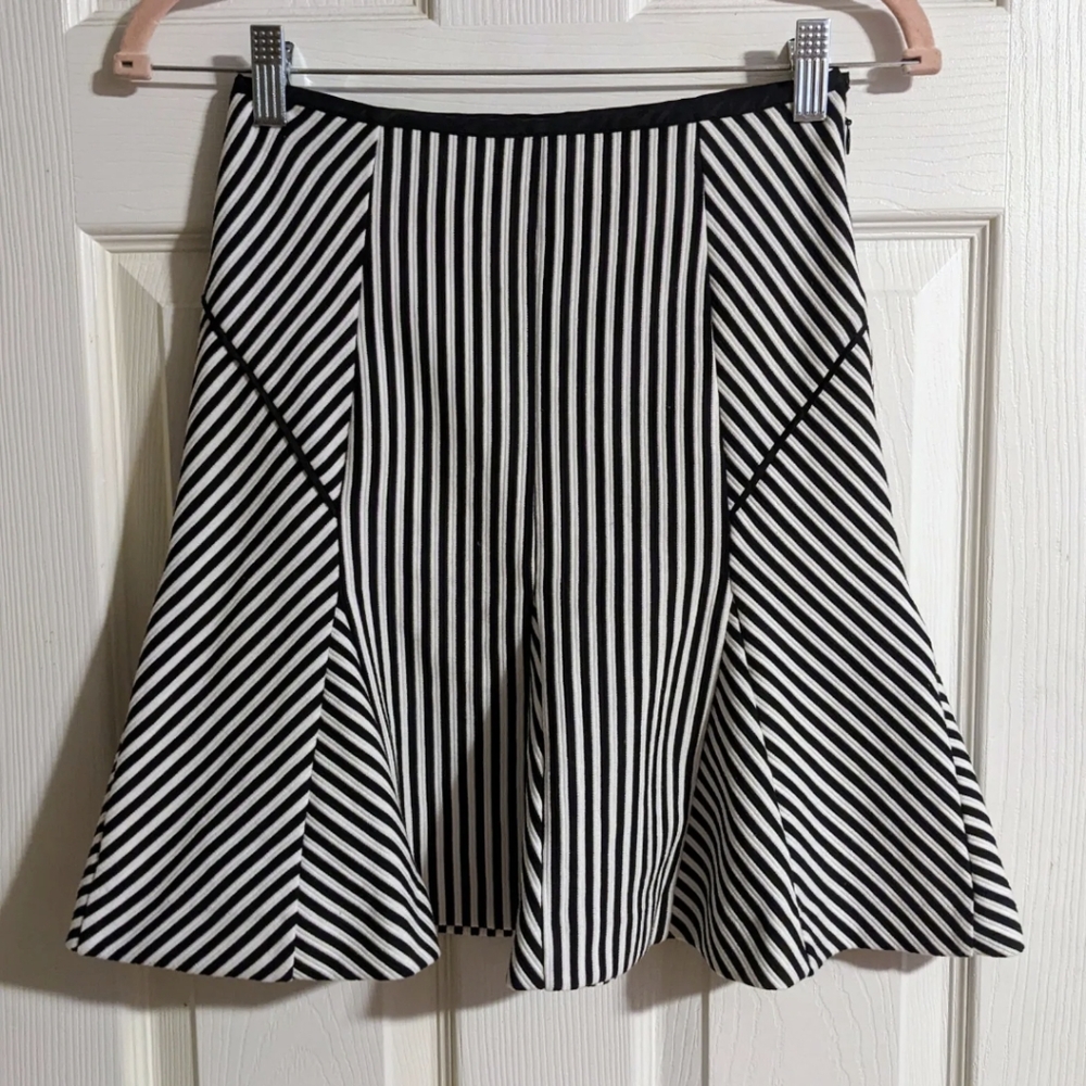 Banana Republic Skirt 00P  Black White Striped Stretchy Fitted Flare